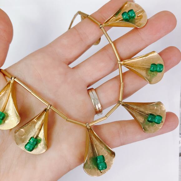 VTG Mid Century Modernist Gold Tone Necklace Green Glass Beads Sculptural Artful - Picture 3 of 12